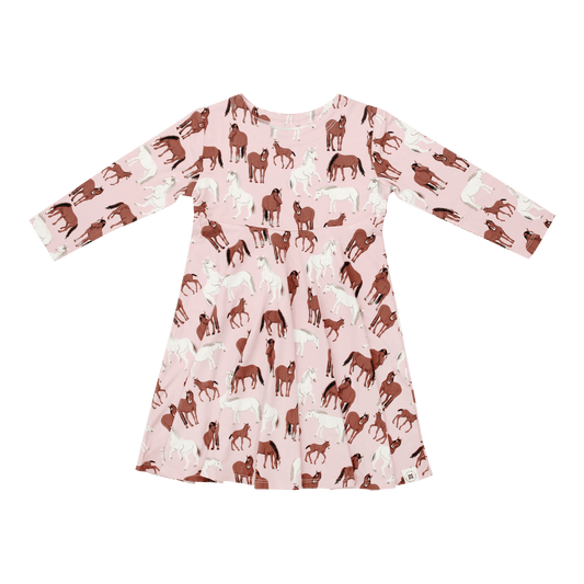 Vestido de niña con diseño de caballos salvajes