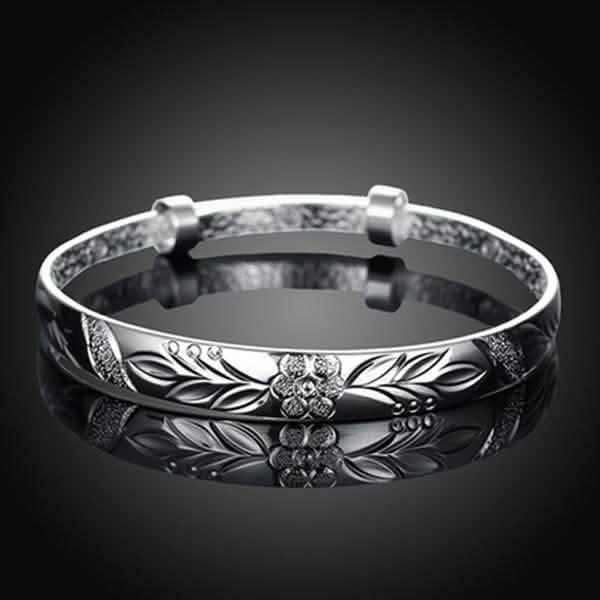 Pulsera de mujer con diseño floral chapada en plata con grabado interior
