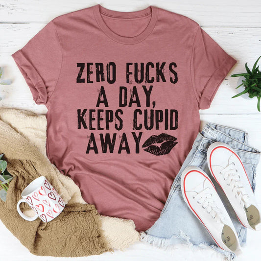 Camiseta "Cero Preocupaciones al Día Mantiene a Cupido Lejos"