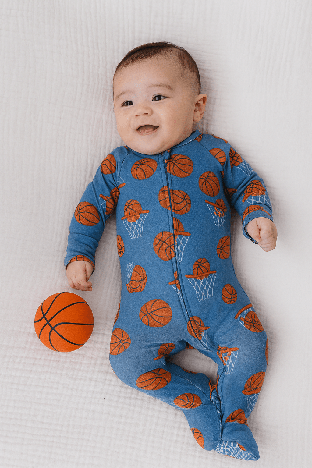 Mameluco con cremallera y diseño de baloncesto